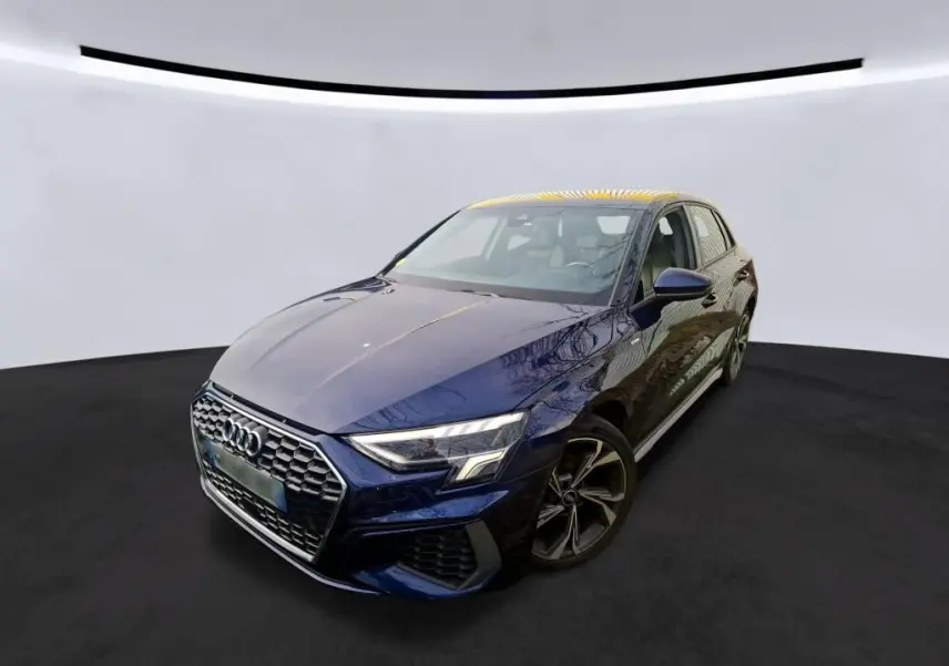 Audi A3 2.0 TDI S-Line bleu vue 3/4 avant droit, avec calandre hexagonale et jantes alliage distinctives.
