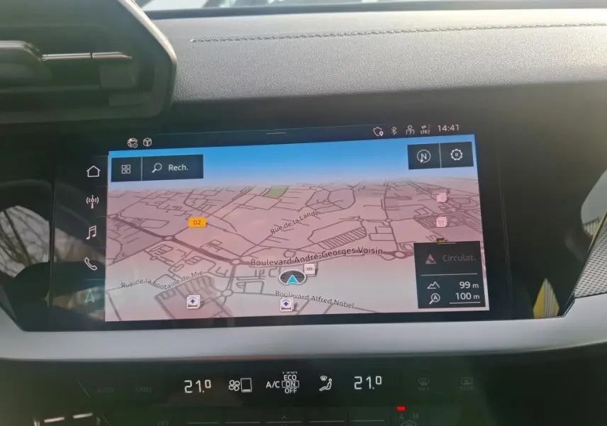Vue rapprochée de l’écran tactile de navigation de l’Audi A3 2.0 TDI 150 S-TRONIC S-LINE 2022 avec interface GPS affichée.