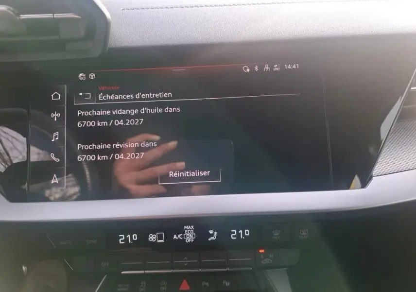 Vue rapprochée de l'écran central et de la console de la Audi A3 2.0 TDI 150 S-TRONIC S-LINE, affichant les échéances d'entretien.