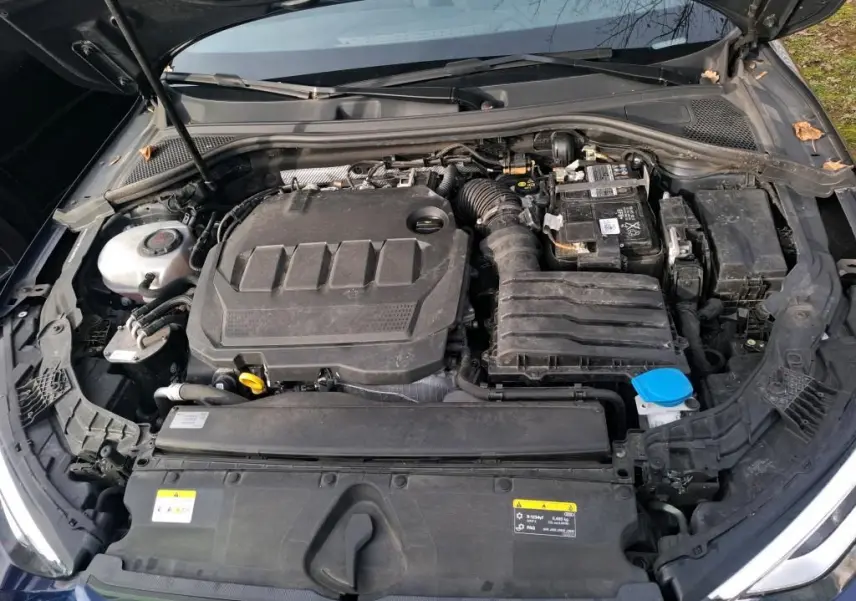 Vue plongeante sur le moteur d'une Audi A3 2.0 TDI 150 S-TRONIC S-LINE bleu avec capot ouvert.