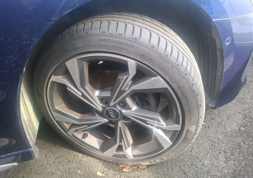 Gros plan sur la roue avant gauche d'une Audi A3 bleu 2.0 TDI 150 S-Tronic S-Line avec jante alliage distinctive.