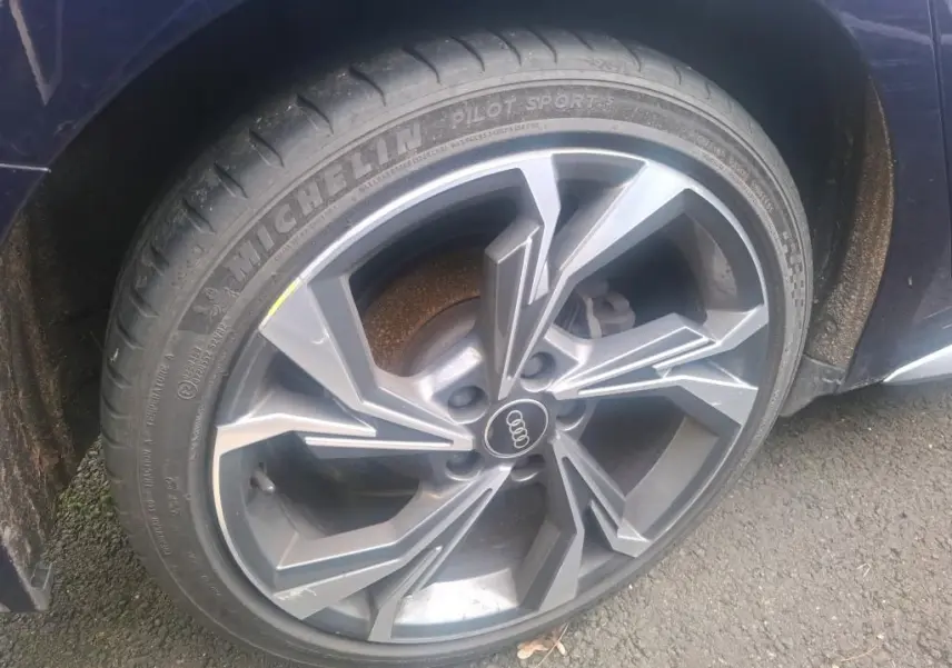 Gros plan sur la roue avant gauche d'une Audi A3 bleu 2022 avec jante alliage au design moderne et pneu Michelin.