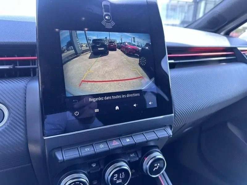 Vue intérieure de la Renault Clio V gris métal 2022, écran tactile affichant la caméra de recul et détails de la console centrale.