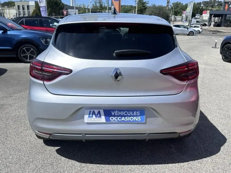 Vue arrière d'une Renault Clio V gris métal 2022, version hybride RS Line avec vitres arrière teintées.