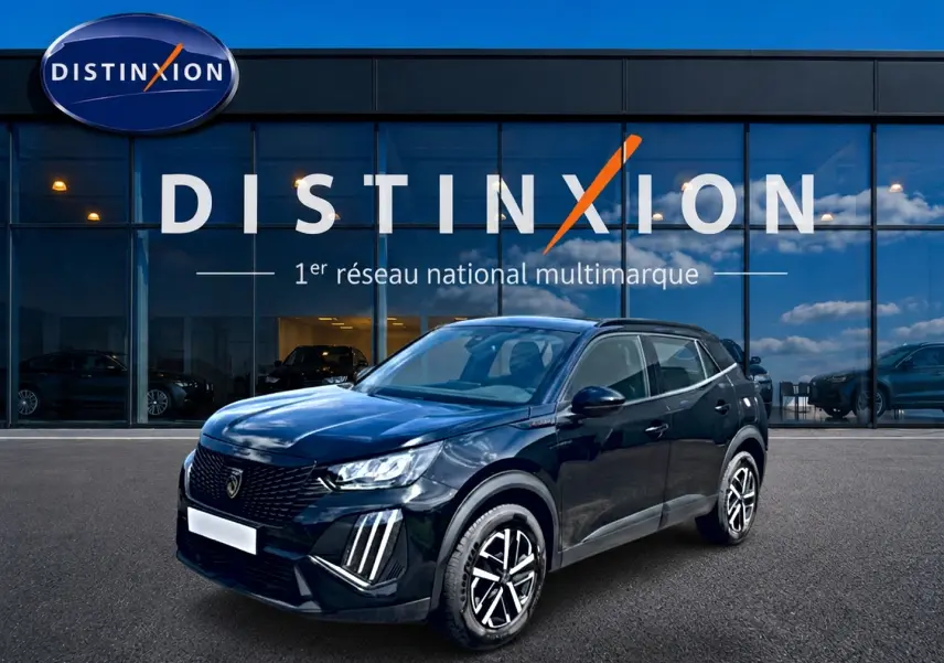 Peugeot 2008 noir en vue 3/4 avant droite, avec phares LED et jantes alliage distinctives, devant showroom Distinxion.