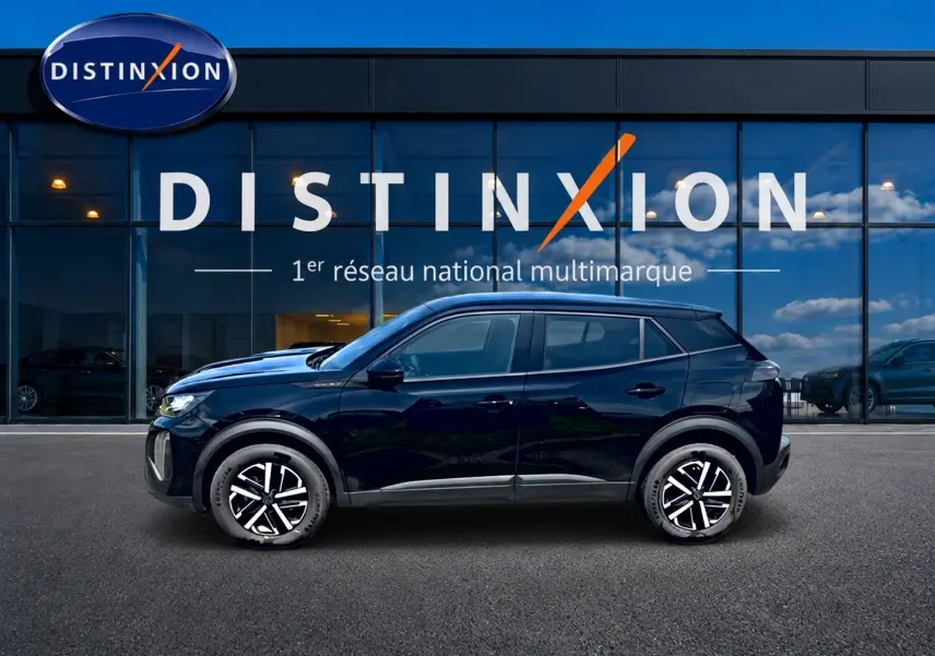 Peugeot 2008 noir vue de profil côté gauche, avec jantes distinctives et toit noir brillant devant vitrine Distinxion.