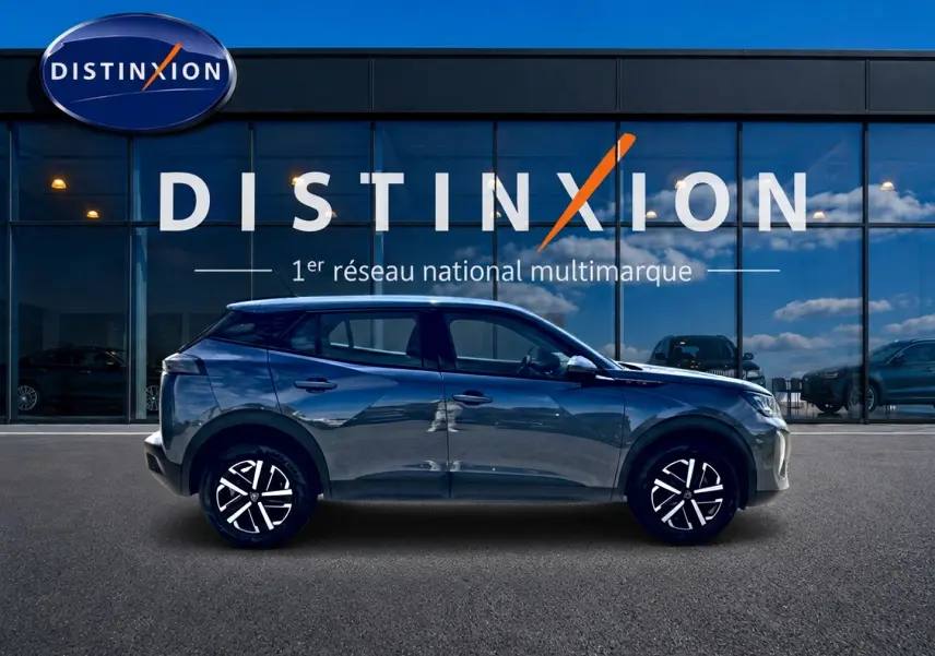 Peugeot 2008 noir en profil côté gauche, avec jantes modernes, devant vitrine Distinxion réfléchissante.