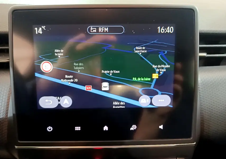 Écran tactile central du tableau de bord de la Renault Clio Business blanche, affichant la navigation GPS en vue de face.