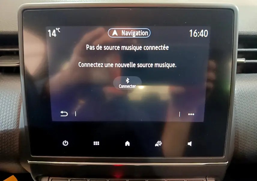 Écran tactile central de la Renault Clio Business blanc 2021 affichant un message de connexion Bluetooth pour la musique.