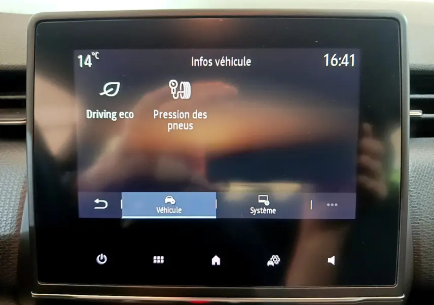 Écran tactile central de la Renault Clio Business blanc 2021 affichant la pression des pneus et mode eco