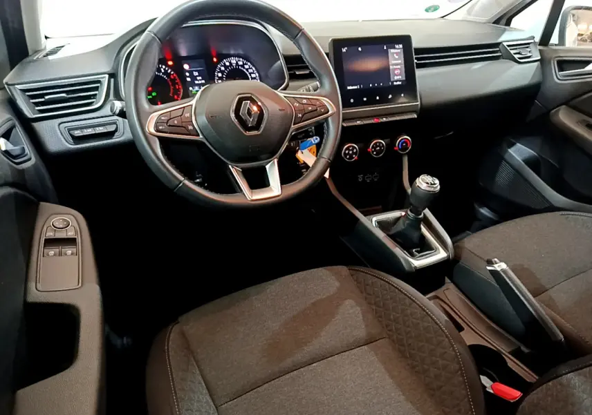 Intérieur noir de la Renault Clio Business 2021 vu côté conducteur, volant cuir et écran tactile central.
