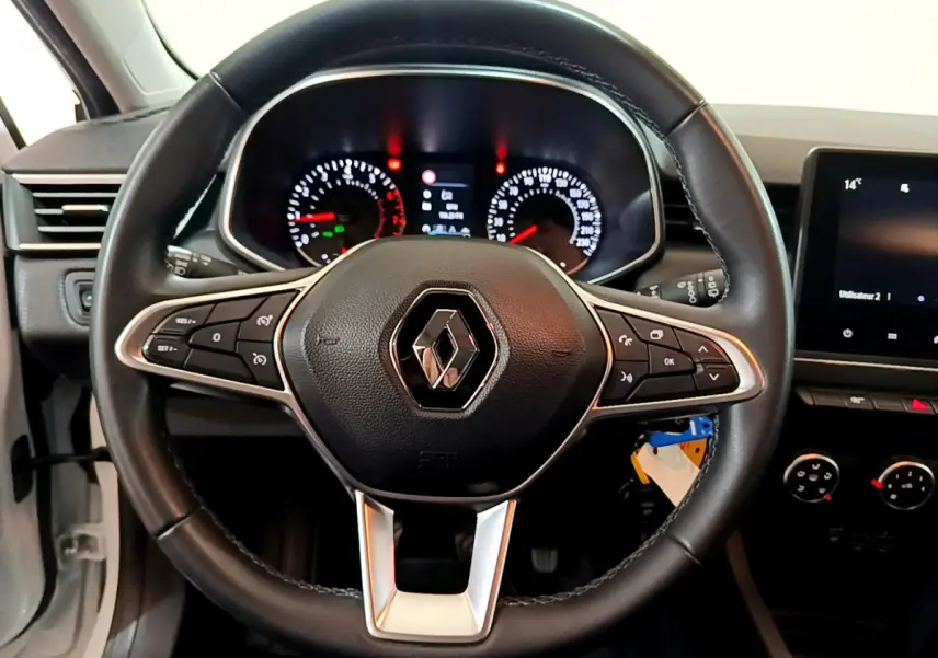 Vue centrée sur le volant cuir noir de la Renault Clio Business 2021 avec tableau de bord et écran tactile visibles.