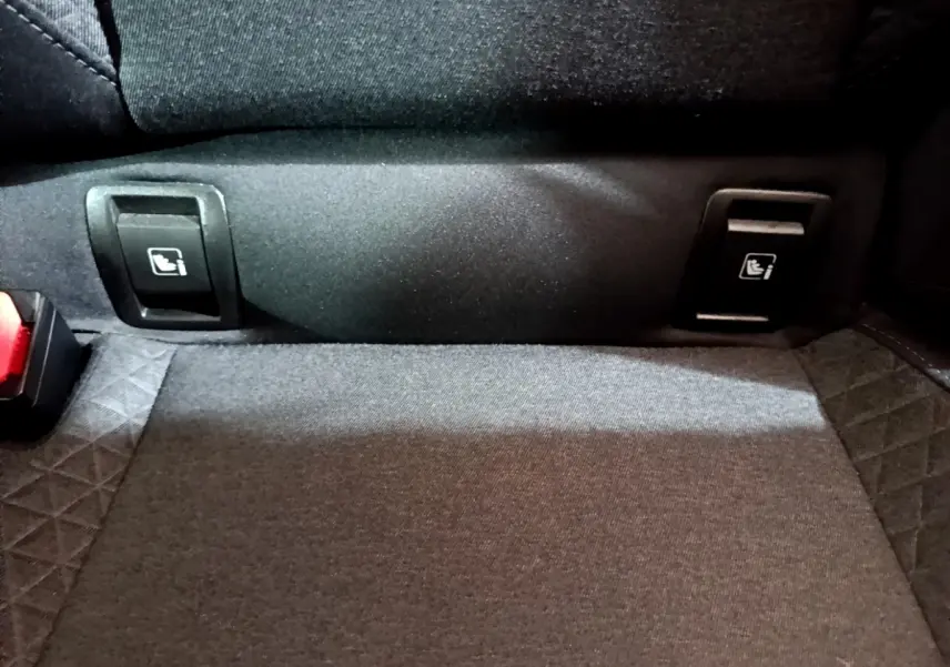 Gros plan sur la banquette arrière noire de la Renault Clio Business avec les attaches Isofix visibles.
