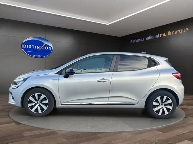 Renault Clio V TCE 90 Evolution gris Highland vue de profil côté gauche, vitres arrière surteintées et jantes 16 pouces.