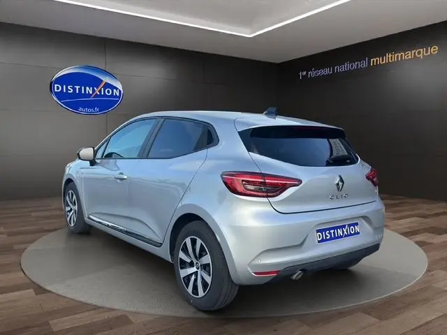 Vue 3/4 arrière droite d'une Renault Clio V gris Highland avec vitres arrière surteintées et feux LED signature en C