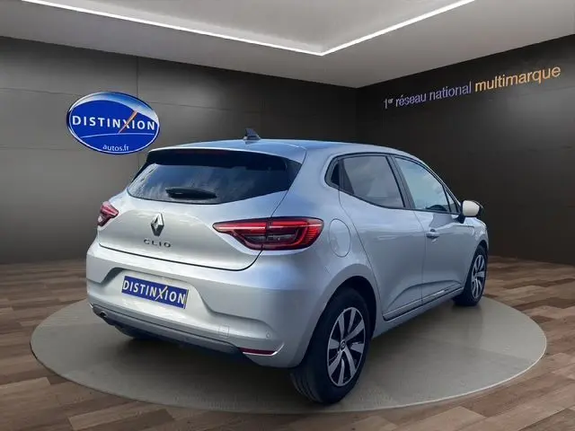 Renault Clio V TCE 90 Evolution gris Highland vue 3/4 arrière droit avec vitres arrière surteintées et feux LED signature C.
