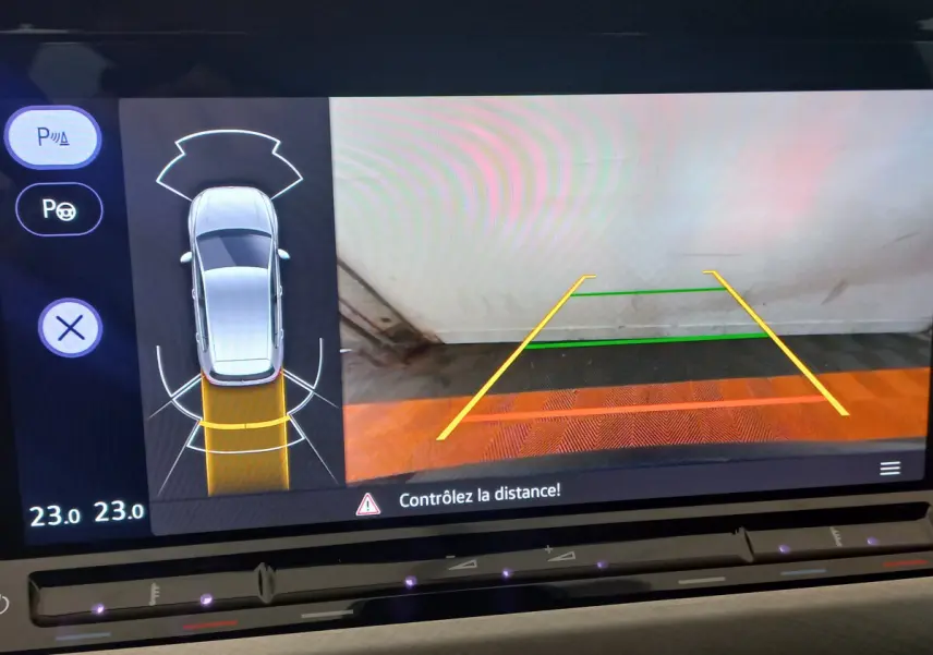 Affichage écran tactile de recul de la Volkswagen Golf 1.5 essence 2022 avec caméra et capteurs de stationnement.
