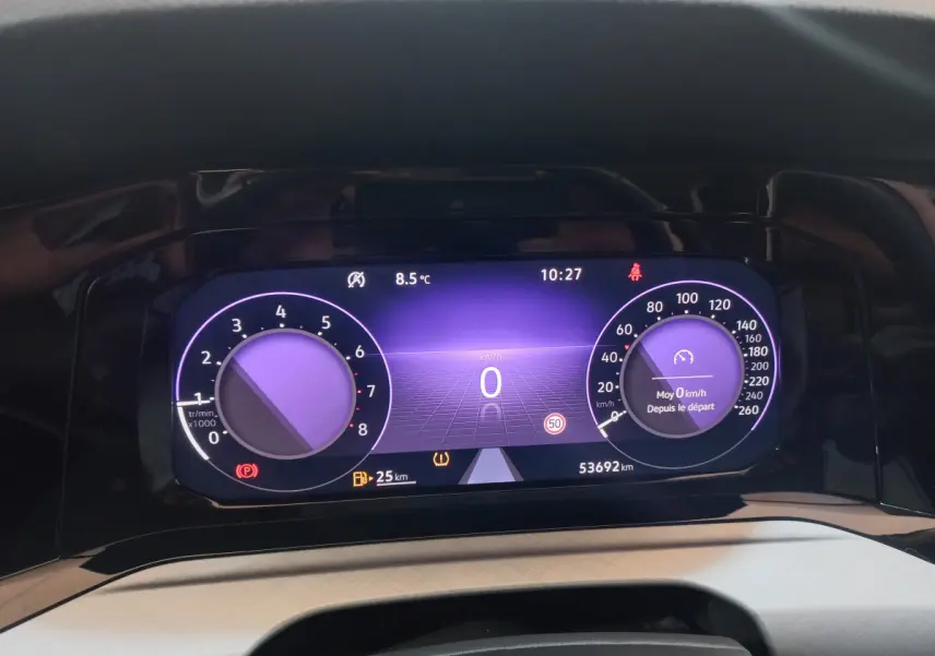 Affichage numérique du tableau de bord de la Volkswagen Golf 2022, avec compte-tours et vitesse à zéro, fond violet.