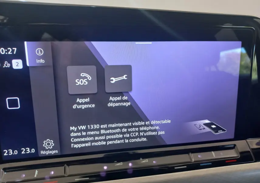 Écran tactile central de la Volkswagen Golf bleu 2022 affichant les options d'appel d'urgence et dépannage