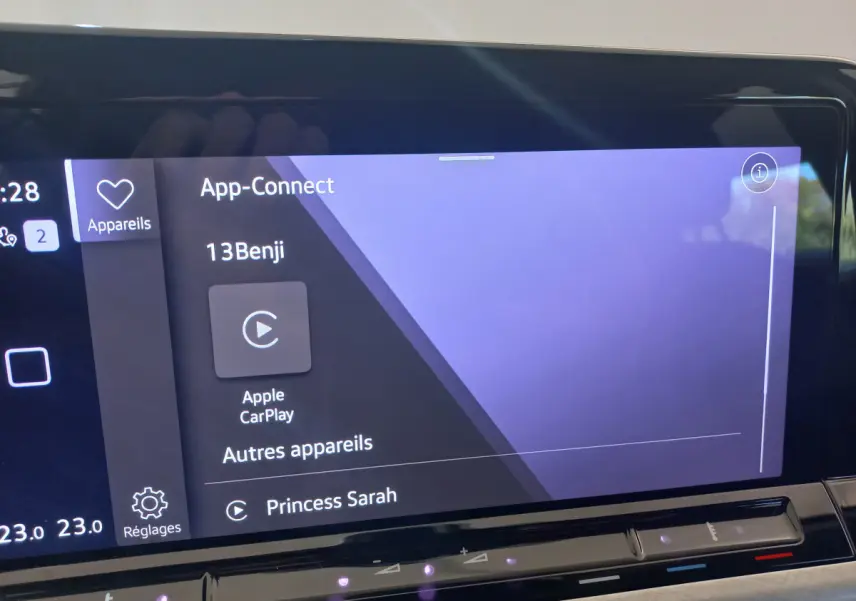 Écran tactile central de la Volkswagen Golf bleue 2022 affichant Apple CarPlay et options connectées.