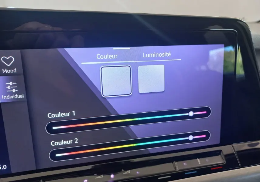 Écran tactile du tableau de bord de la Volkswagen Golf 2022 affichant réglages couleur et luminosité de l'ambiance lumineuse