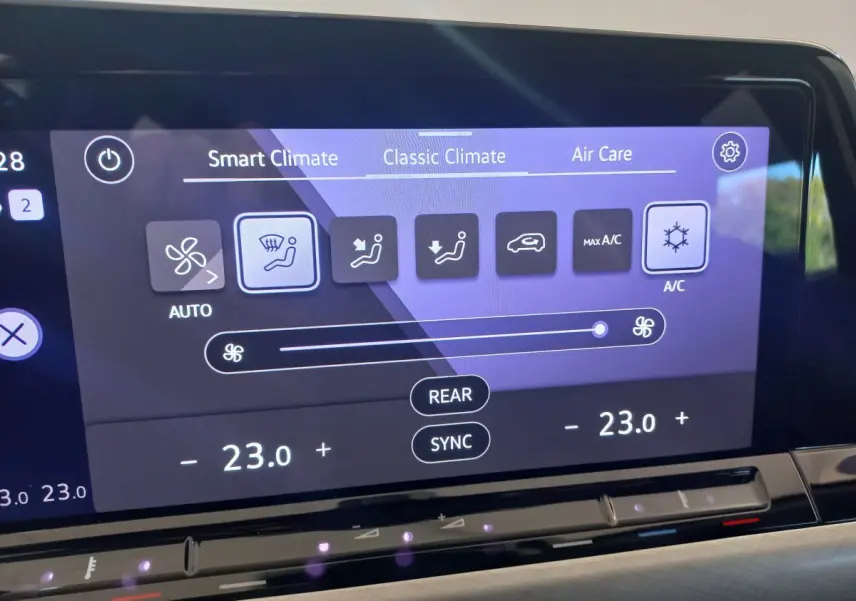 Écran tactile central de la climatisation de la Volkswagen Golf 2022, affichant réglages à 23°C en mode automatique.