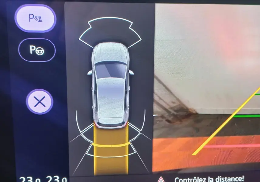 Affichage caméra de recul avec vue aérienne de la Volkswagen Golf bleue en stationnement, guidage jaune visible.