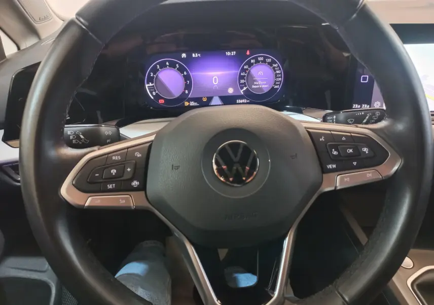 Vue rapprochée du volant cuir et du tableau de bord numérique de la Volkswagen Golf 1.5 essence 2022.
