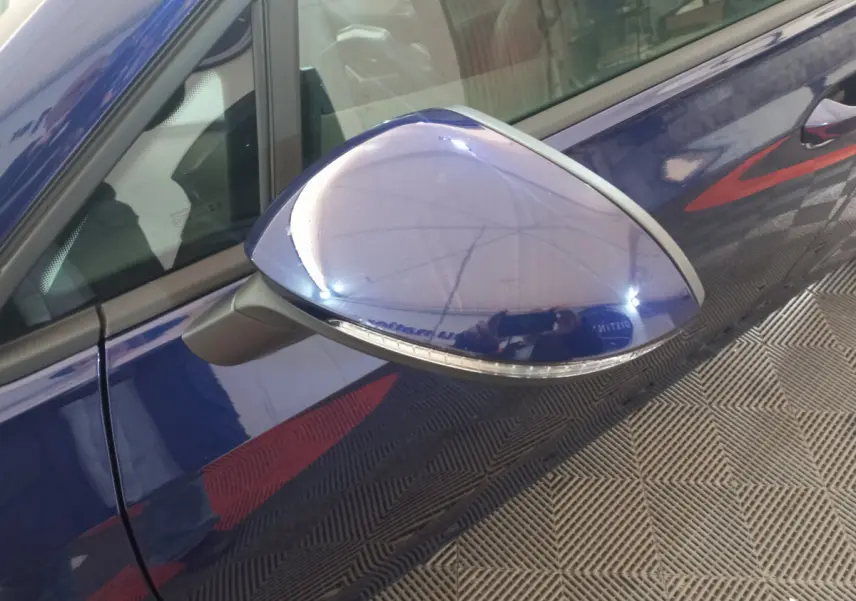 Rétroviseur côté gauche bleu de la Volkswagen Golf 1.5 ETSI 2022 avec clignotant intégré, vue rapprochée.