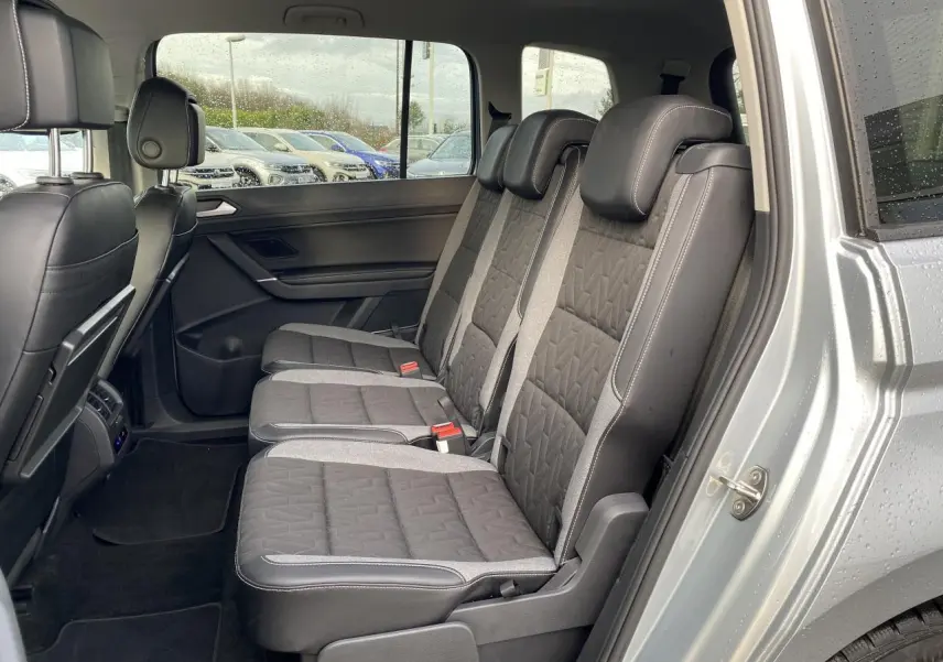 Vue intérieure côté droit sur les sièges arrière gris foncé avec surpiqûres du Volkswagen Touran Oyster Argent métallisé.