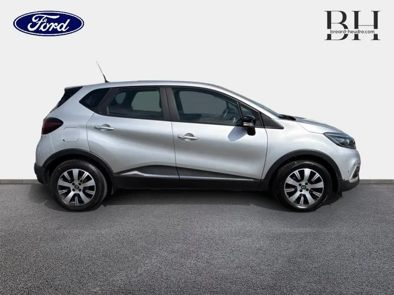 Vue latérale droite d'un Renault Captur gris platine avec jantes alliage et poignées ton carrosserie.