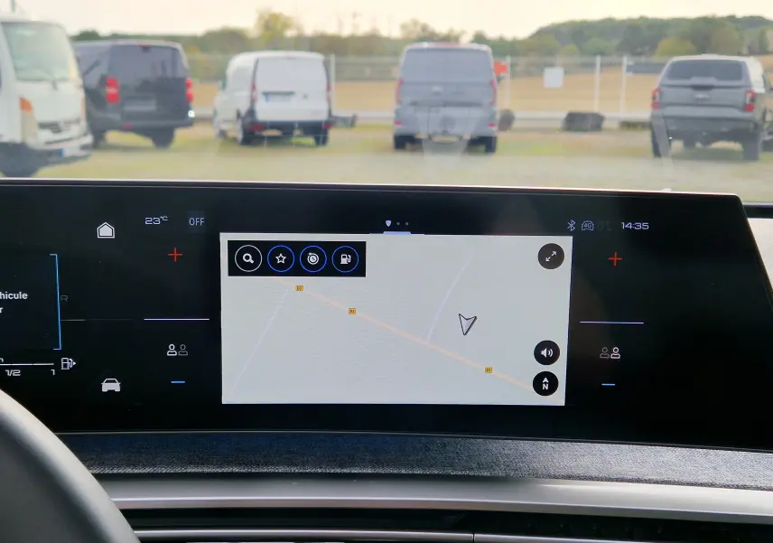Vue intérieure du tableau de bord du Peugeot 3008 gris Artense 2025, avec écran panoramique tactile affichant une carte GPS.
