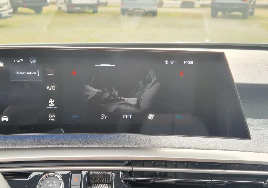Écran tactile panoramique de 21 pouces affichant le réglage de climatisation dans un Peugeot 3008 gris Artense.