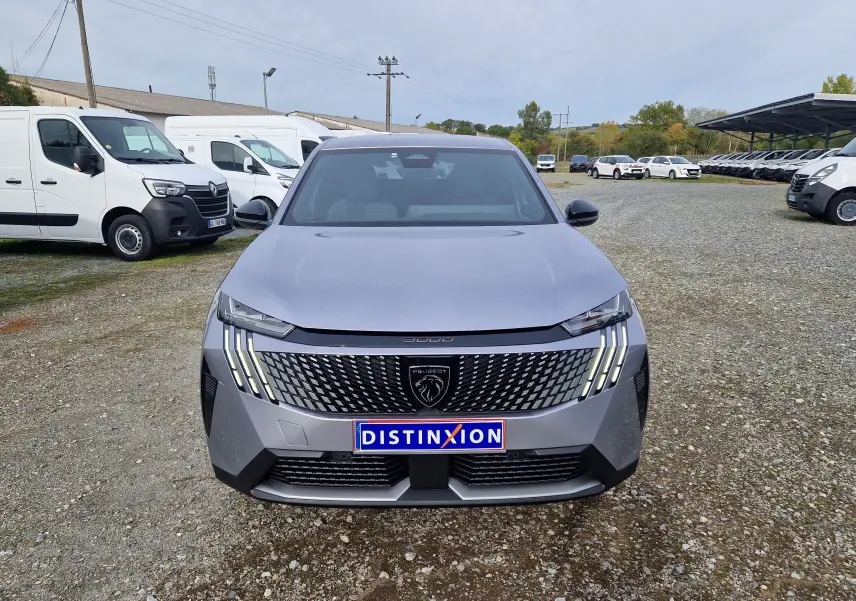 Vue avant d’un Peugeot 3008 gris Artense 2025 avec calandre distinctive et feux LED en griffes verticales.