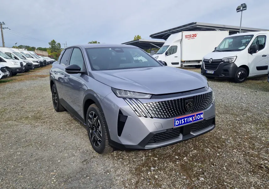 Peugeot 3008 gris Artense en 3/4 avant droit, avec calandre noire à motif géométrique et jantes noires.