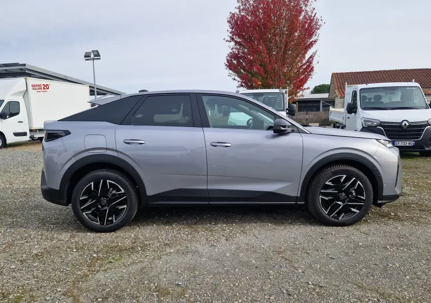 Vue de profil côté gauche d’un Peugeot 3008 gris Artense 2025 avec jantes noires et toit noir contrasté.