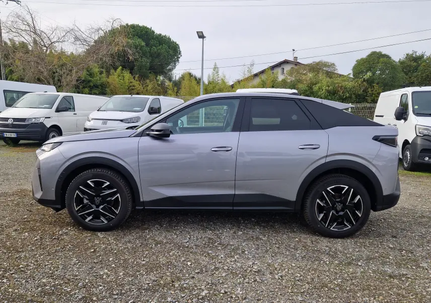 Vue de profil côté gauche d’un Peugeot 3008 gris Artense 2025 avec jantes noires et toit noir contrasté.
