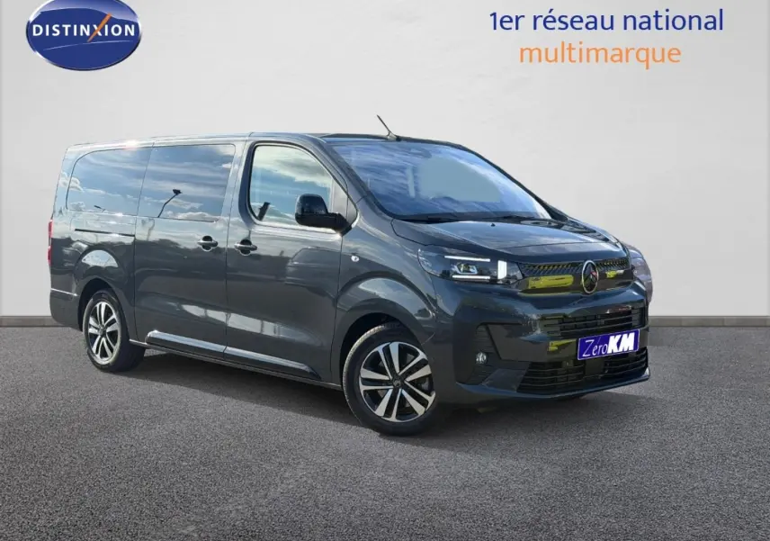 Citroën Spacetourer XL gris titane en 3/4 avant droit avec jantes alliage et vitres surteintées.