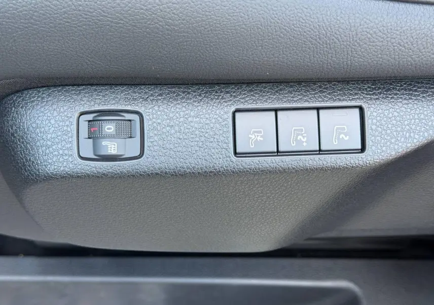 Gros plan sur les commandes de réglage des sièges en plastique noir à l'intérieur du Citroën Spacetourer XL gris titane.
