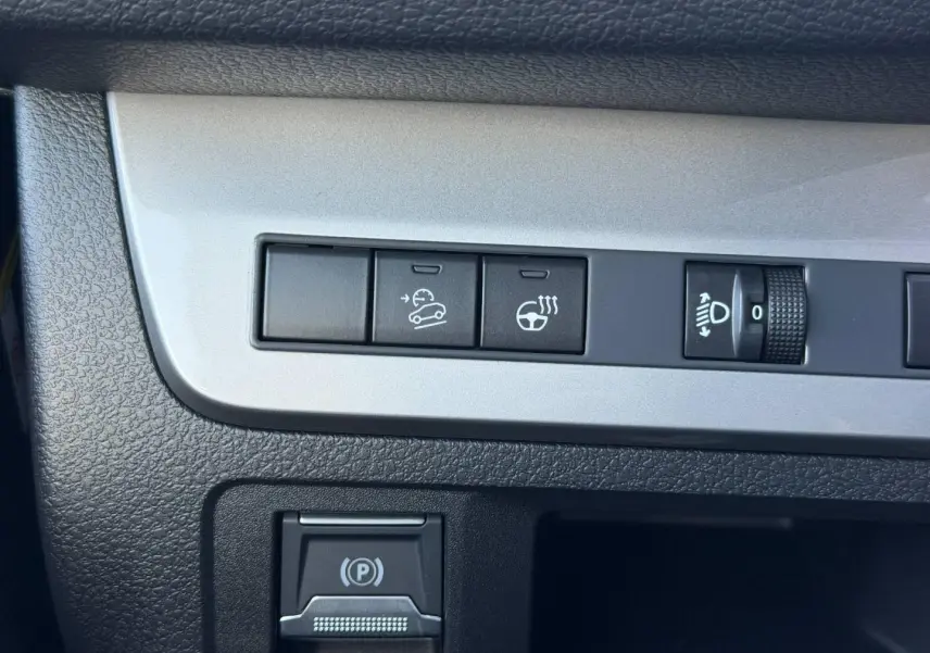 Gros plan sur les commandes de bord grises et noires du Citroën Spacetourer XL 2026, avec régulateur de vitesse et réglage phares.