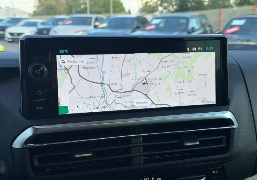 Écran tactile central avec navigation GPS dans l'habitacle du Citroën Spacetourer XL gris titane.