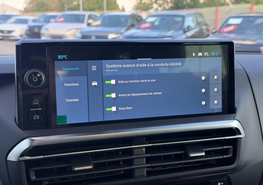 Écran tactile intérieur du Citroën Spacetourer XL gris Titane montrant les aides à la conduite avancées.