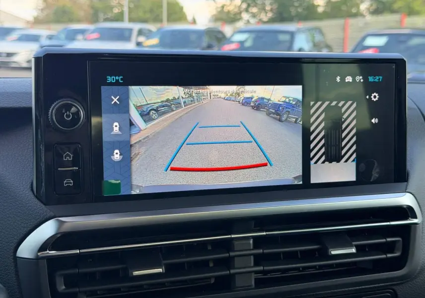 Écran tactile intérieur montrant la caméra de recul avec vue arrière et lignes de guidage du Citroën Spacetourer gris titane.