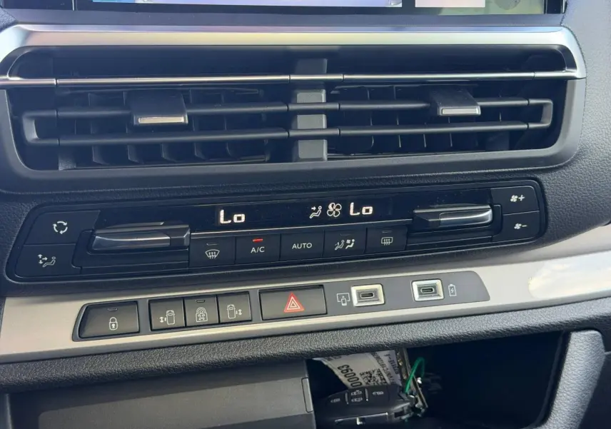 Détail du tableau de bord du Citroën Spacetourer XL gris titane, montrant les commandes de climatisation et ports USB.