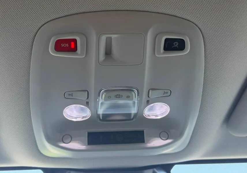 Vue intérieure du plafonnier avant du Citroën Spacetourer gris titane, avec boutons SOS et éclairage LED.