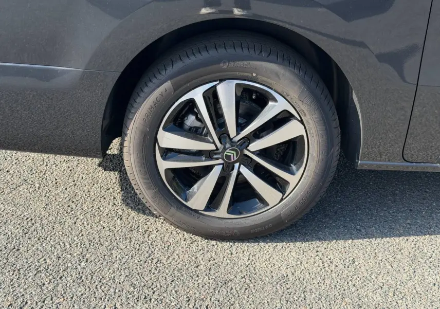 Gros plan sur la roue arrière droite du Citroën Spacetourer gris titane avec jante alliage bicolore.