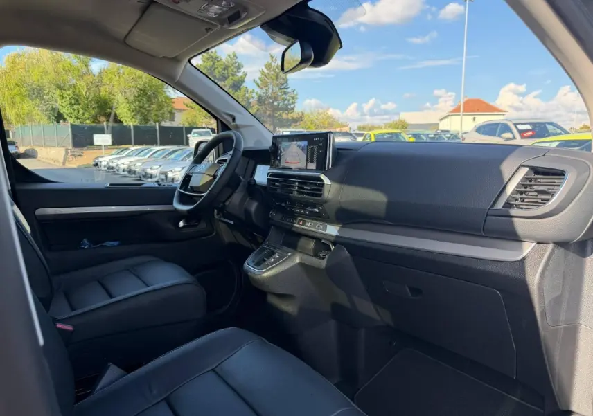 Vue intérieure côté conducteur du Citroën Spacetourer XL 2026, tableau de bord noir avec écran tactile et volant multifonction.