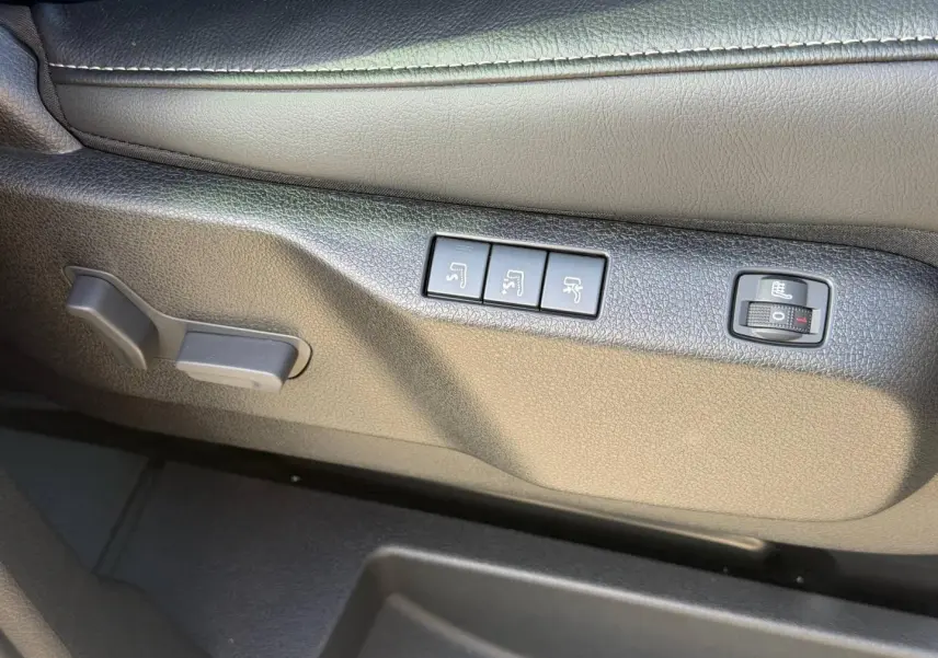 Gros plan sur les commandes de réglage électrique et chauffant du siège conducteur en tissu bi-ton gris du Citroën Spacetourer XL.