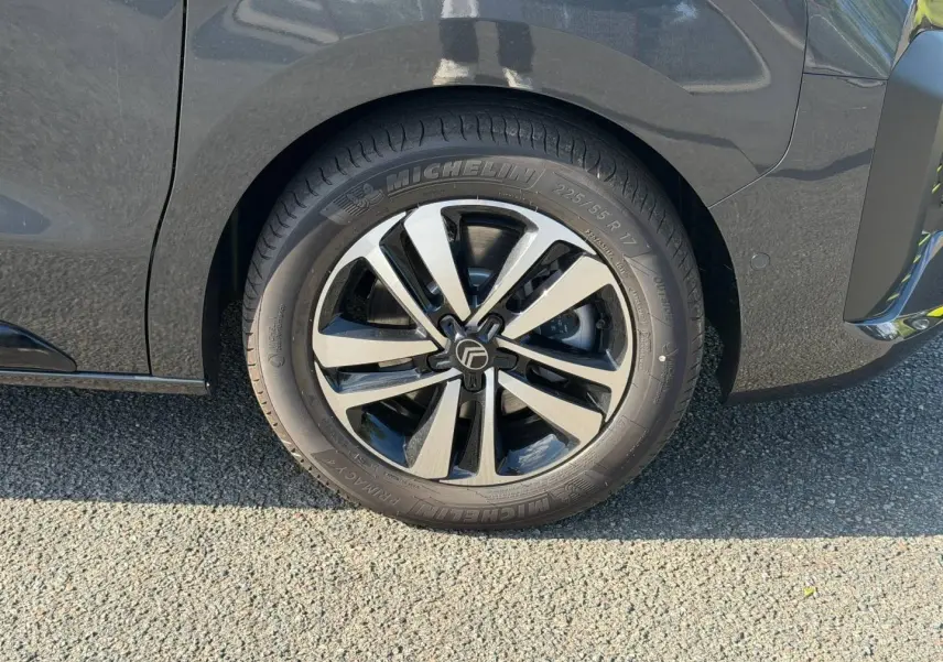 Gros plan sur la roue avant gauche gris titane d'un Citroën Spacetourer XL avec jante alliage bicolore.