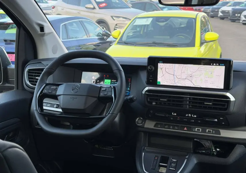 Vue intérieure du tableau de bord et volant Citroën Spacetourer XL gris, avec écran tactile GPS et commandes au volant.